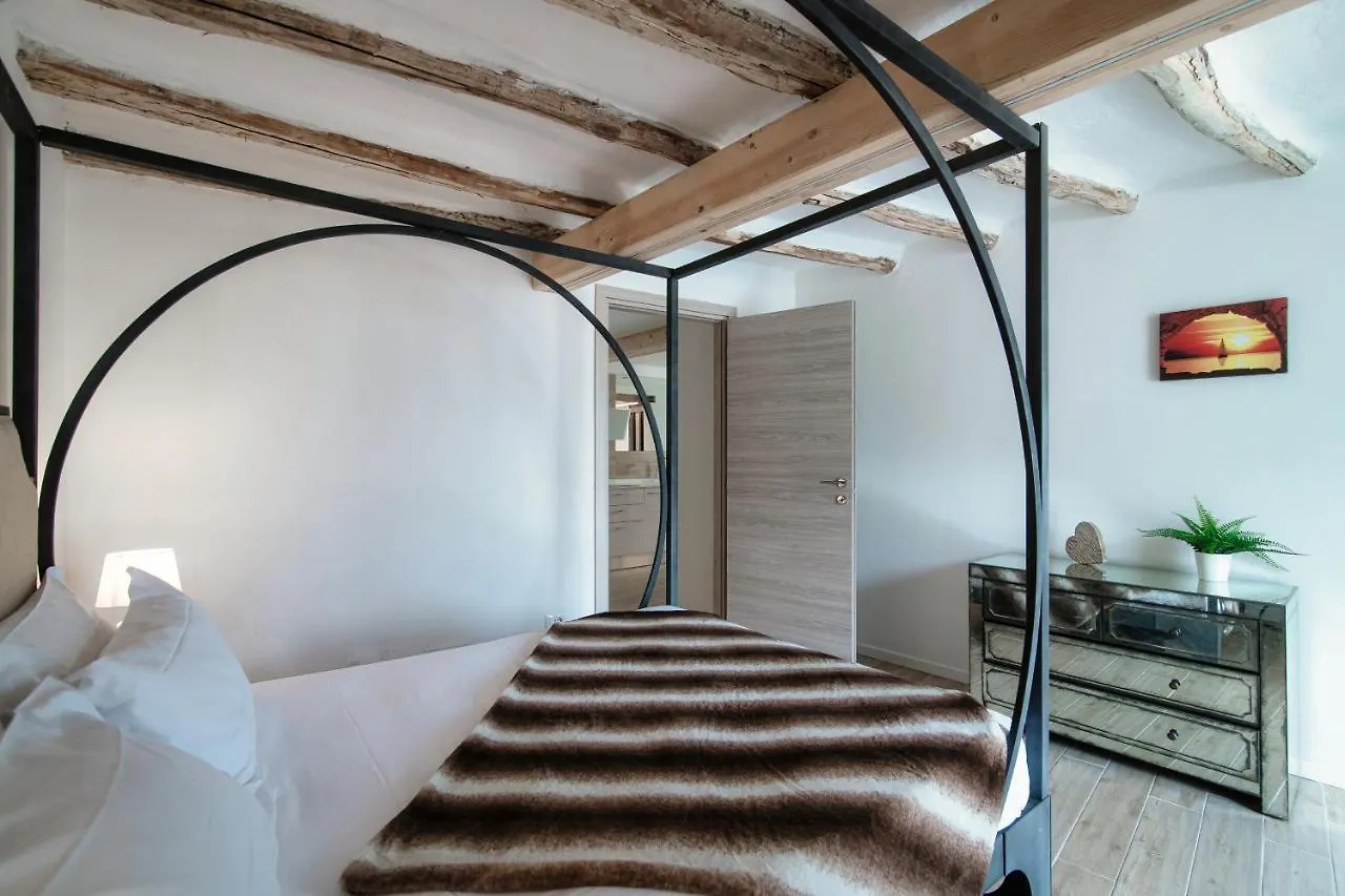 Acqua - By Myhomeincomo Moltrasio Italie